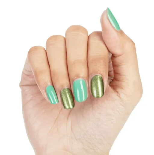 Alternating Greens St. Patrick’s Day Nails 